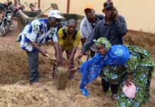 MADINA-GBÉ : CAT-AGRO SARL POSE LA PREMIÈRE PIERRE D’UNE CHAMBRE FROIDE POUR RENFORCER L’AUTONOMISATION DES FEMMES
